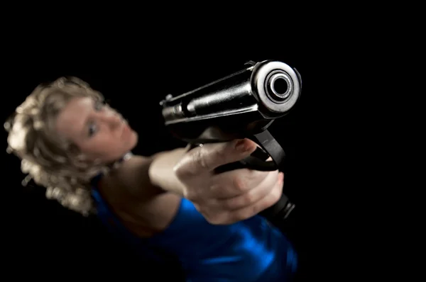 Blondynka z pistoletu — Zdjęcie stockowe