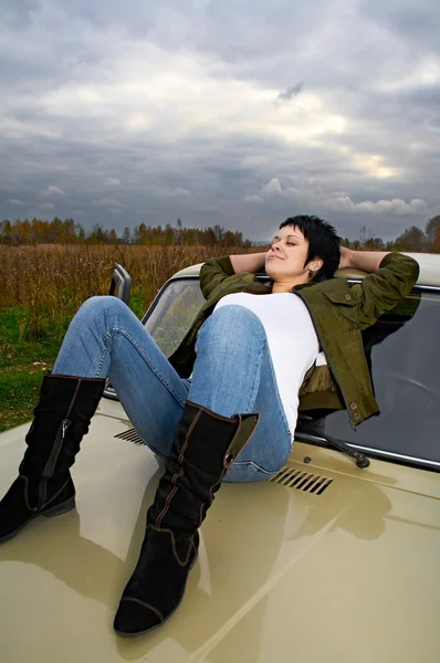 Vrouw met auto — Stockfoto