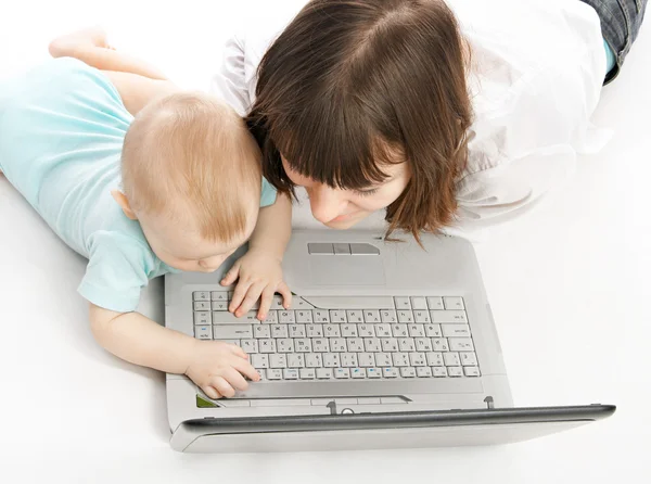 Мать и ребенок с ноутбуком Стоковое Изображение
