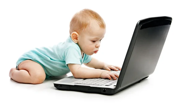 Dziecko za pomocą laptopa — Zdjęcie stockowe