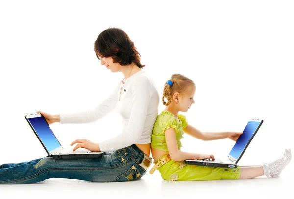 Femme et enfant avec ordinateur portable — Photo
