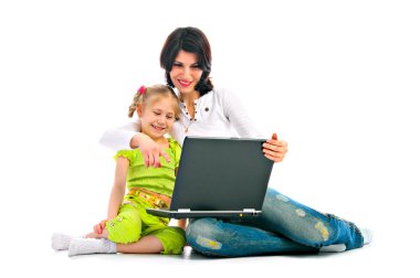 Anne ve kızı ile laptop