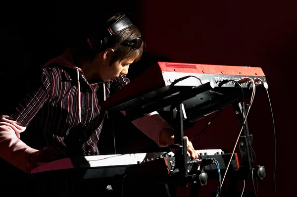 Girl playing on synthesizer — Stock Photo, Image