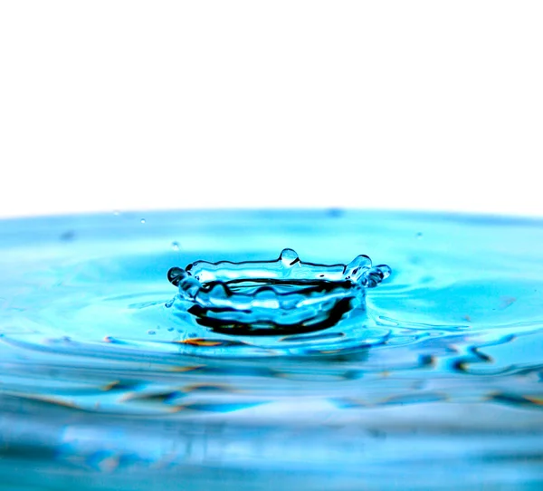Droppe på vatten — Stockfoto
