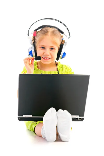Girlie in de hoofdtelefoon met laptop — Stockfoto