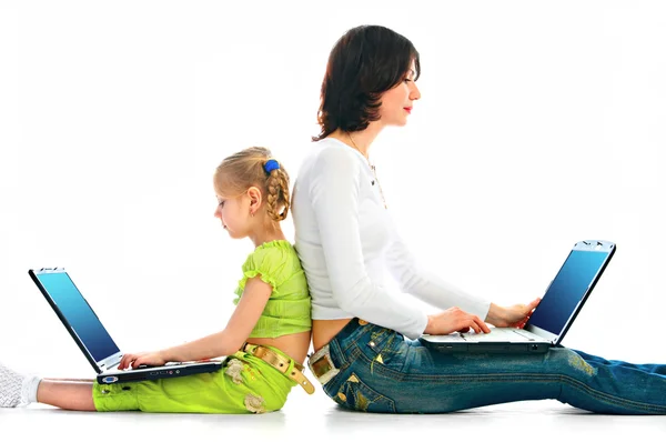 Женщина и ребенок с ноутбуком — стоковое фото