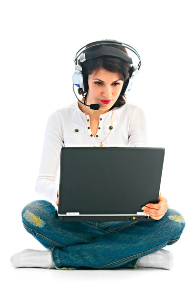 Frau mit Laptop im Kopfhörer — Stockfoto