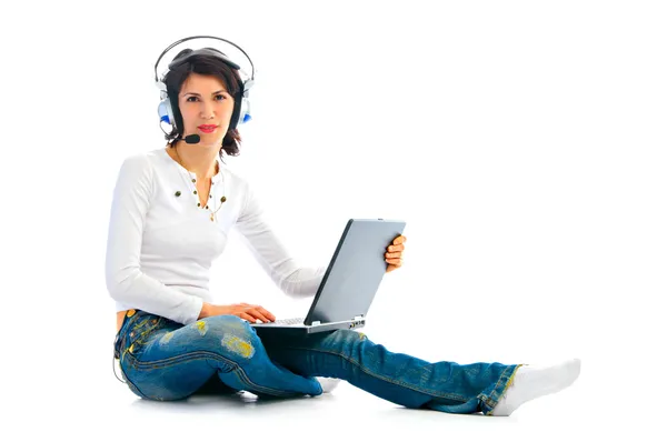 Kobieta w słuchawki z laptopa — Zdjęcie stockowe