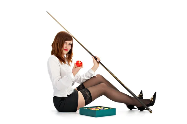Žena s cue a kulečníkové koule — Stock fotografie