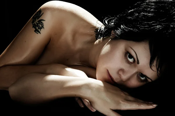 Bruna sessuale con tatuaggio — Foto Stock