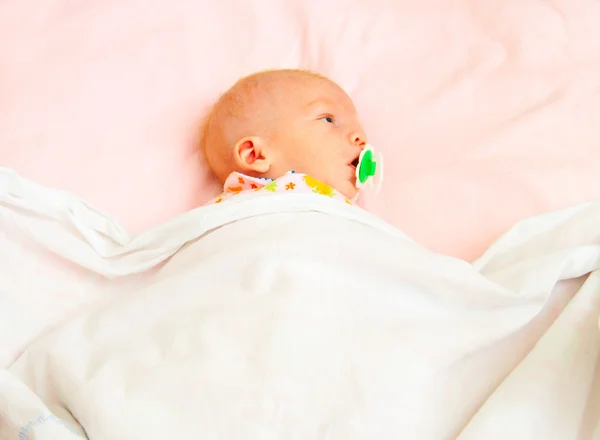 Bebek battaniye içinde — Stok fotoğraf
