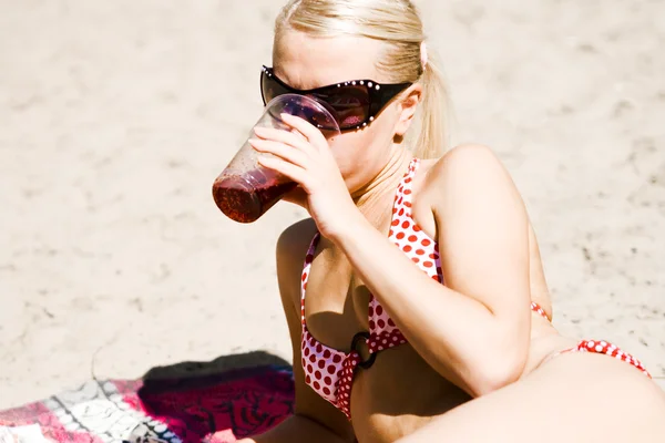 Girl in bikini drinks cocktail — Stock Photo, Image