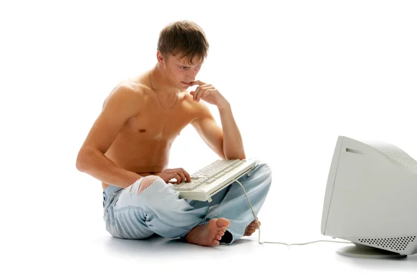 Людина в джинсах з комп'ютером — стокове фото