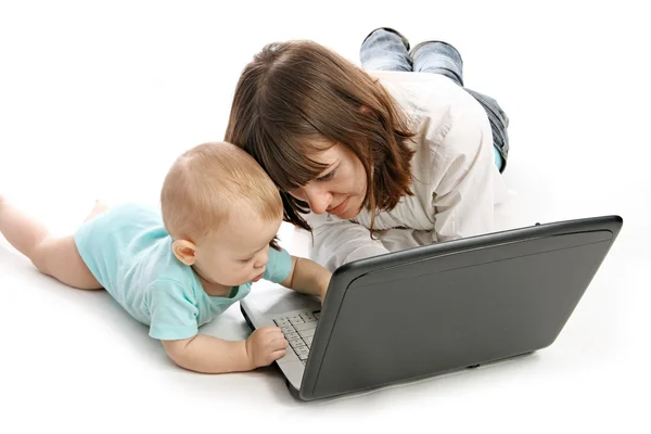 Mère et bébé avec ordinateur portable — Photo
