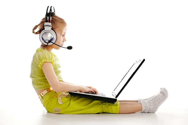 Girlie in headphones with laptop — Stock Photo, Image