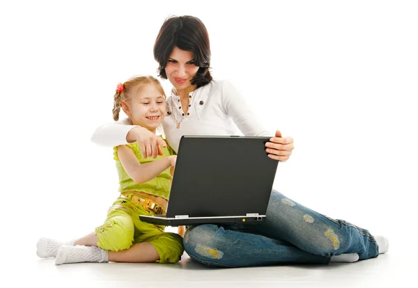 Ma y el niño con ordenador portátil — Foto de Stock