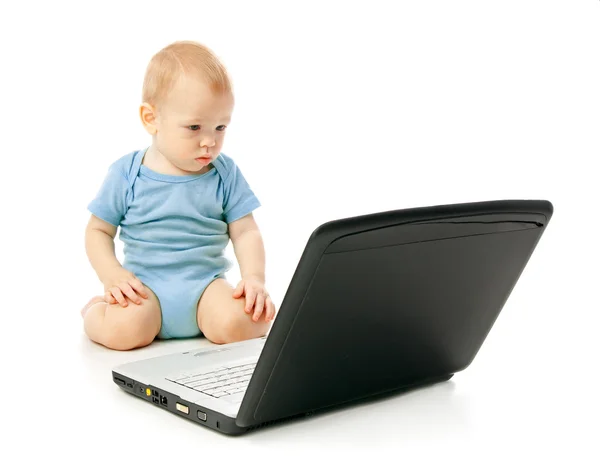 Spädbarn med laptop — Stockfoto