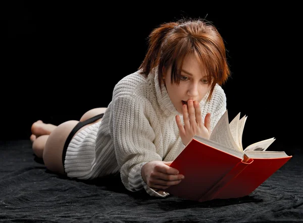 Mujer leyendo —  Fotos de Stock