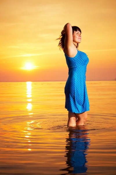Mulher em pé na água — Fotografia de Stock