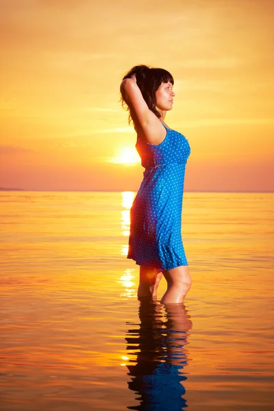 Mulher em pé na água — Fotografia de Stock