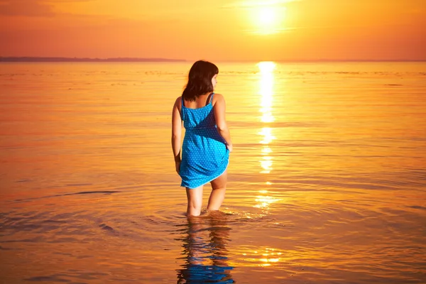 Woman standing in water — Stock Photo, Image