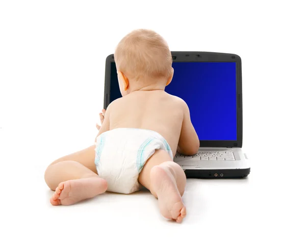 Младенец с ноутбуком — стоковое фото