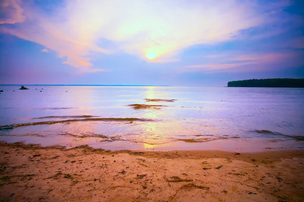 水に沈む夕日. — ストック写真