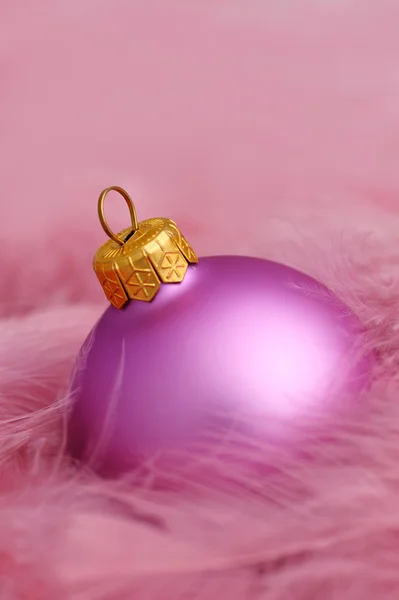 Пурпурная рождественская лампочка — стоковое фото
