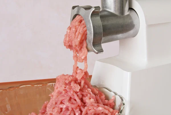 Molinillo de carne en la cocina — Foto de Stock
