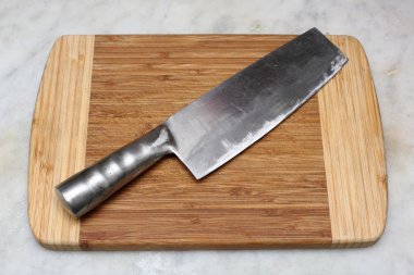 kesme tahtası üzerinde mutfak bıçağı