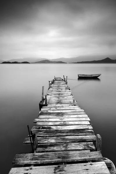 Pair noir et blanc avec bateau — Photo
