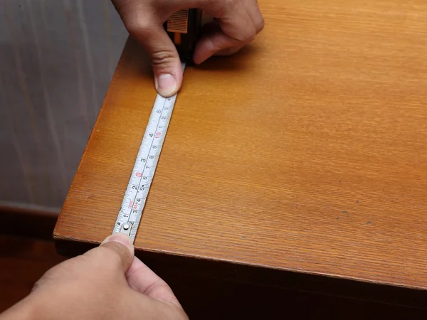 Измерение стола — стоковое фото