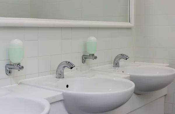 Öffentliche leere Toilette mit Waschtischen und Spiegel — Stockfoto