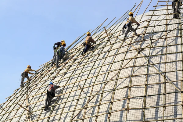 Building a scaffold with bamboo — Stock Photo, Image