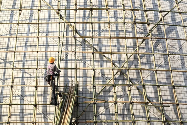 Construyendo un andamio con bambú — Foto de Stock