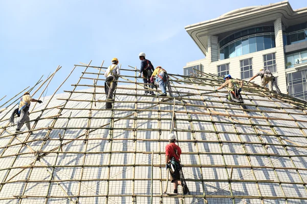 Building a scaffold with bamboo — Stock Photo, Image
