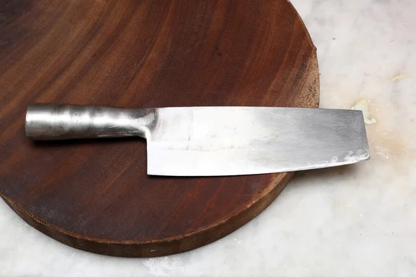 Cuchillo de cocina sobre tabla de cortar —  Fotos de Stock