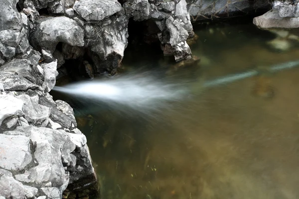 Wasser füllt das Becken — Stockfoto