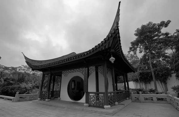 中国用漂亮的屋顶，黑色和白色小屋 — 图库照片