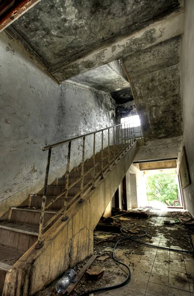 Edifício descartado, escada — Fotografia de Stock