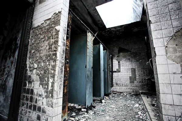 Выброшенное здание, пожарный туалет — стоковое фото