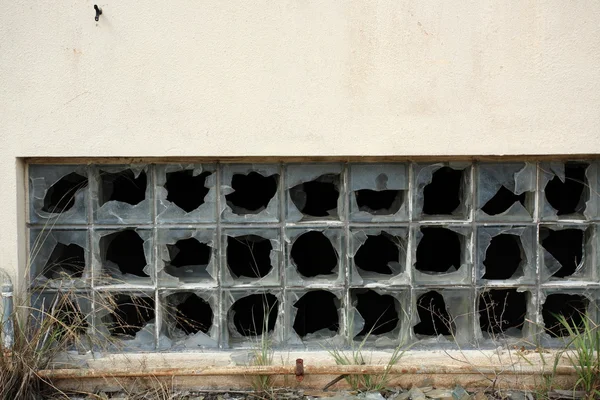 Edificio desechado, ventanas rotas — Foto de Stock