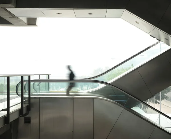 Homem de negócios mover na escada rolante — Fotografia de Stock