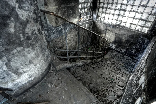 Выжженное здание, лестница — стоковое фото