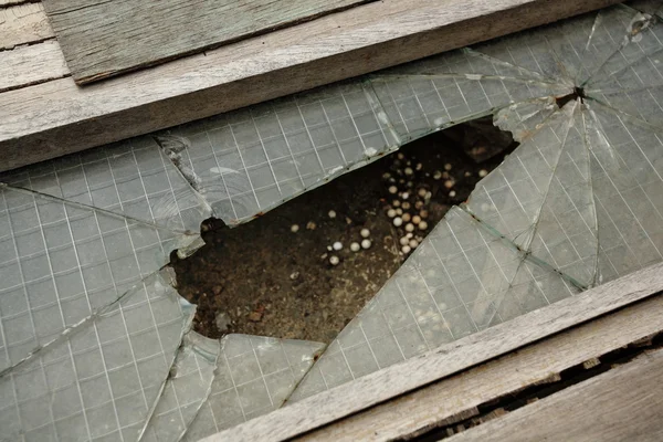 Frammenti di vetro rotto — Foto Stock