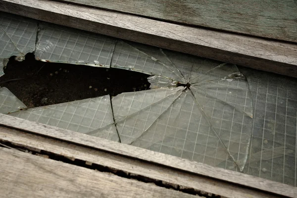 Разбитое стекло — стоковое фото