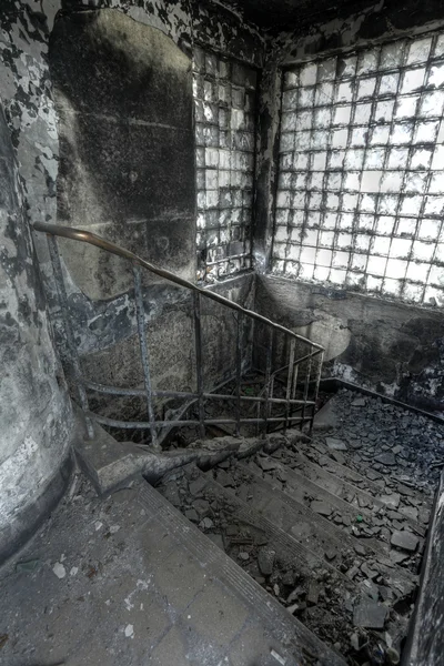 Выжженное здание — стоковое фото