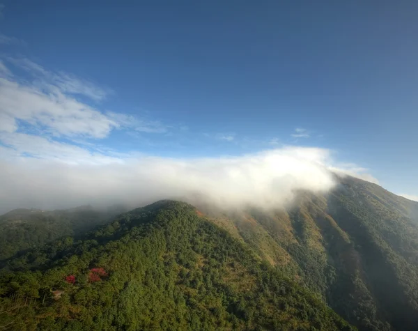 Manzara, güzel dağ ve bulutlar. — Stok fotoğraf