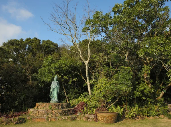 Estatuto de Kannon en el jardín —  Fotos de Stock