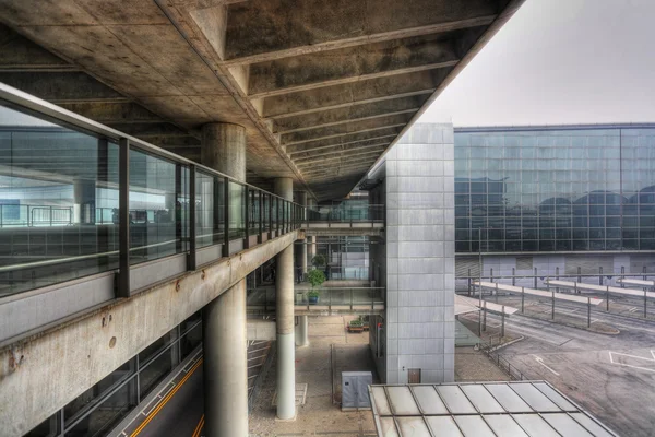 在香港机场的行人天桥 — 图库照片